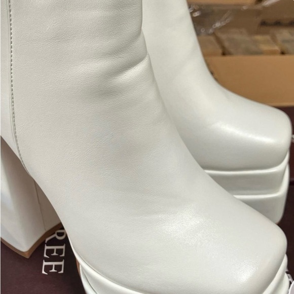 Elegant White Women's Boots - Picture 3 of 4
